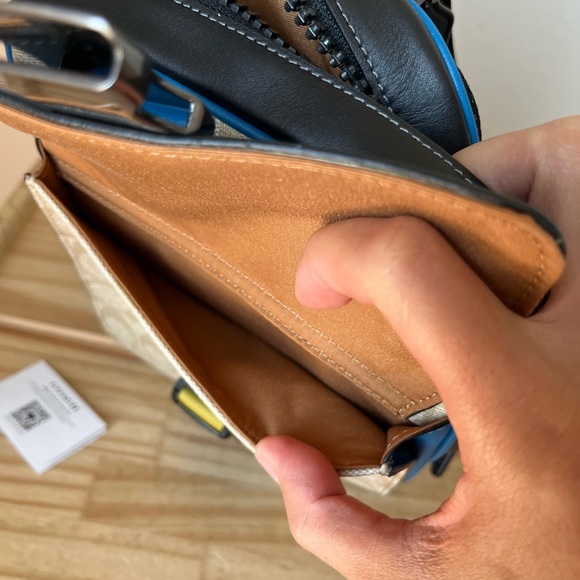 ✅Coach Track Pack - Picture 11 of 14